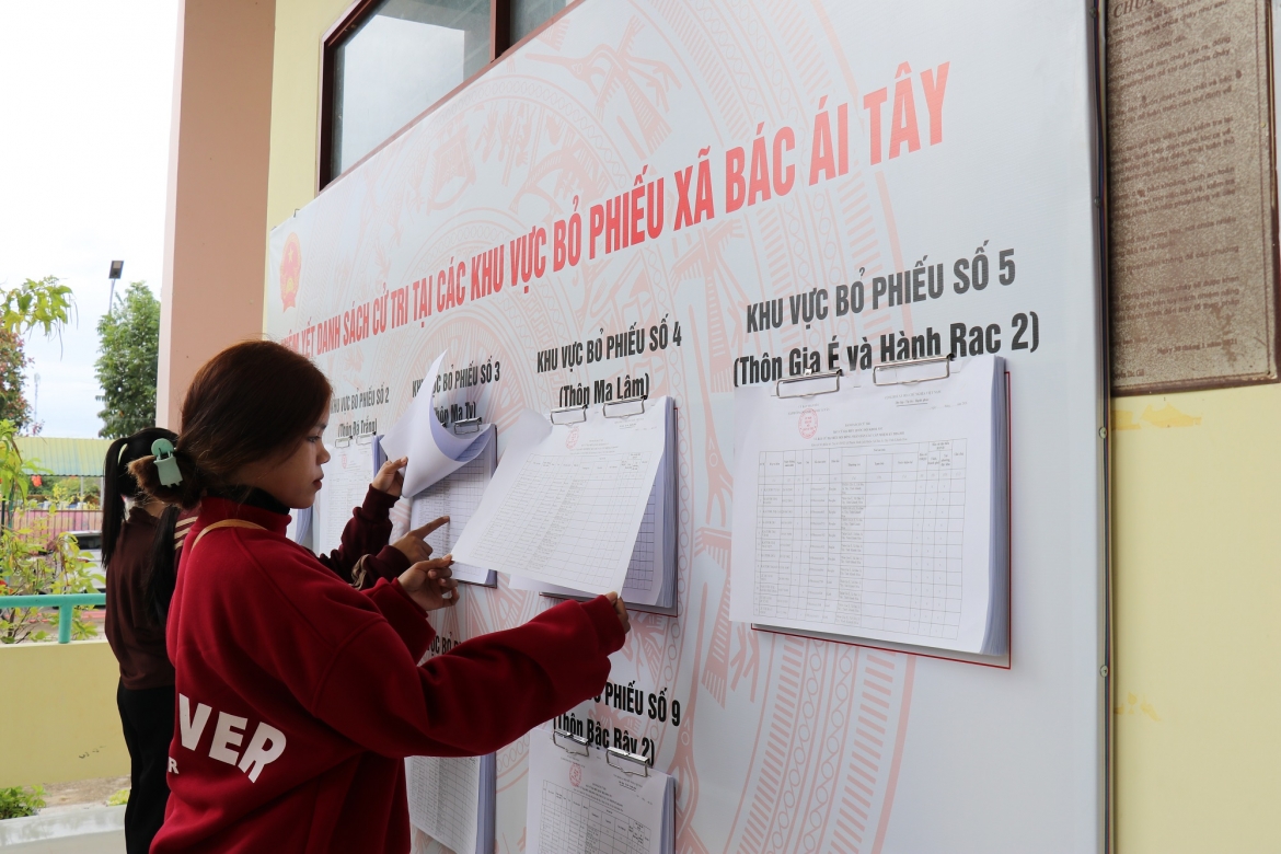 Cử tri xã Bắc Ái Tây, tỉnh Khánh Hòa theo dõi danh sách cử tri