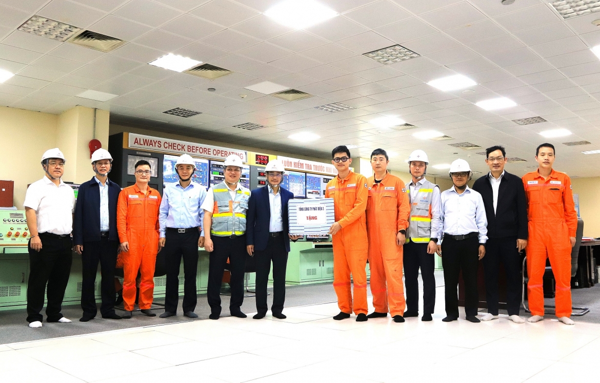 Ông Lê Văn Danh - Tổng Giám đốc Tổng Công ty Phát điện 3 tặng quà động viên lực lượng vận hành tại Nhà máy Nhiệt điện Mông Dương 1