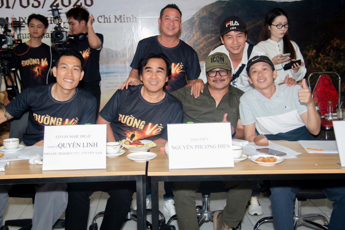 Đạo diễn Quách Beem (ngoài cùng bên trái) casting diễn viên cho phim điện ảnh đầu tay