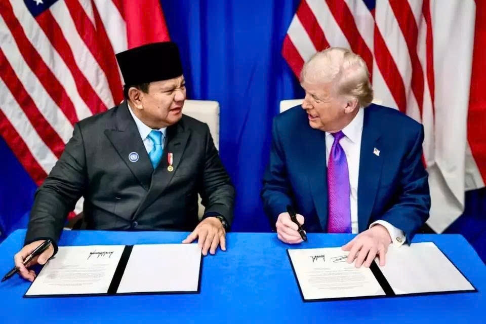 Tổng thống Indonesia Prabowo Subianto và Tổng thống Mỹ Donald Trump ký Thoả thuận thương mại tại Washington hôm 19/2 (Văn phòng Báo chí Phủ Tổng thống Indonesia)