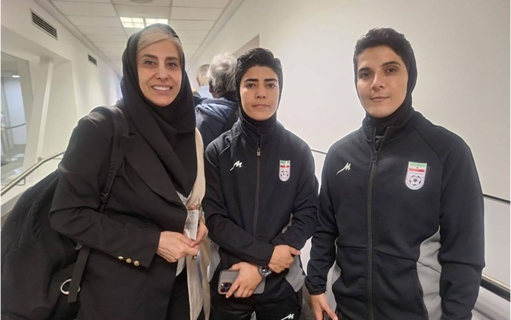 2 cầu thủ và một thành viên đội tuyển bóng đá nữ Iran rời khỏi Australia hôm nay. Nguồn: Tasnim News Agency