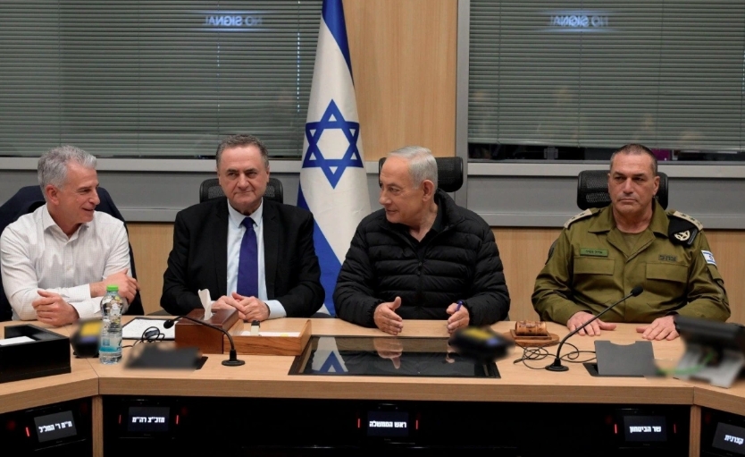 Thủ tướng Netanyahu (thứ 2 từ phải sang) cùng các quan chức quân sự, tình báo Israel. (Ảnh: Tài khoản mạng X của Thủ tướng Israel)