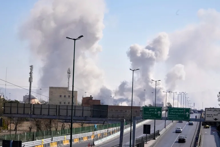 Những cột khói bốc lên sau các cuộc tấn công ở Tehran hôm 5/3. Ảnh: AP