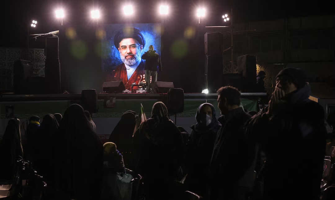 Hình ảnh nhà lãnh đạo tối cao mới của Iran, Mojtaba Khamenei, được hiển thị trên màn hình ở Tehran hôm 9/3. Ảnh: Reuters.