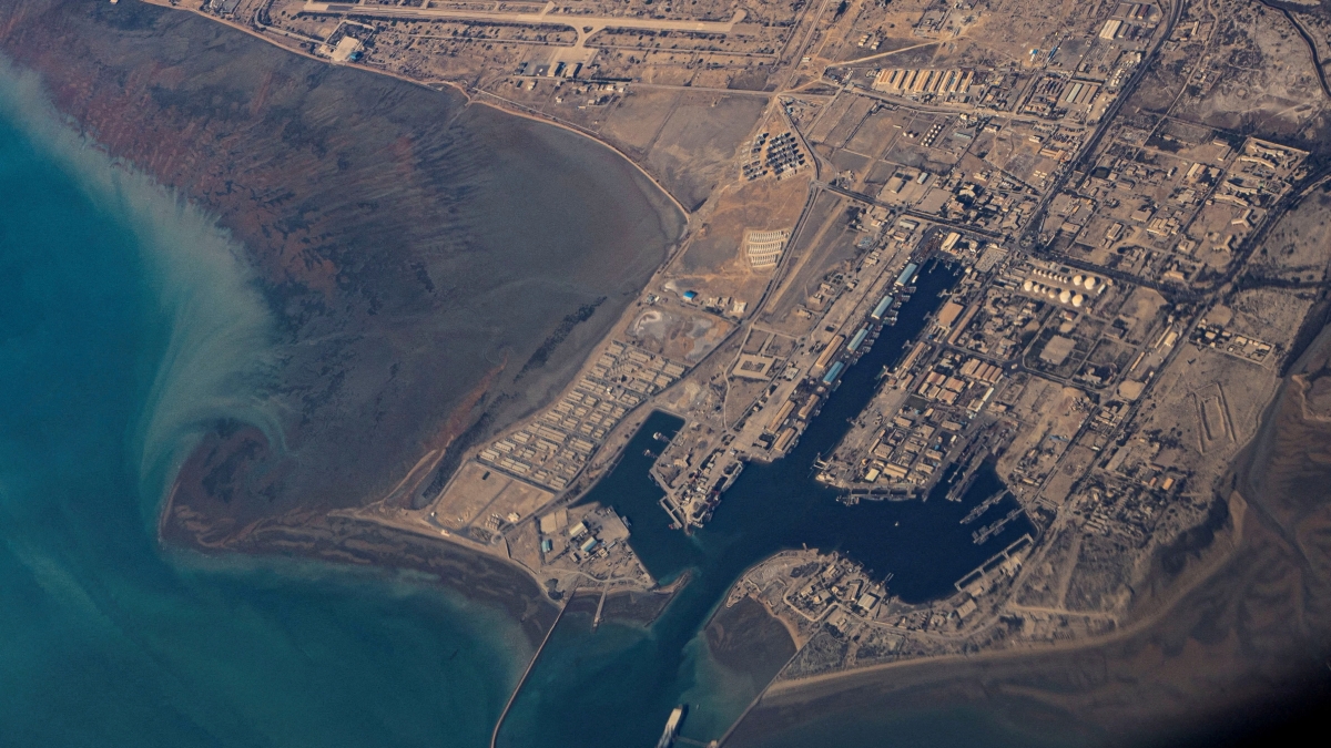 Eo biển Hormuz nhìn từ trên cao. Ảnh: Reuters