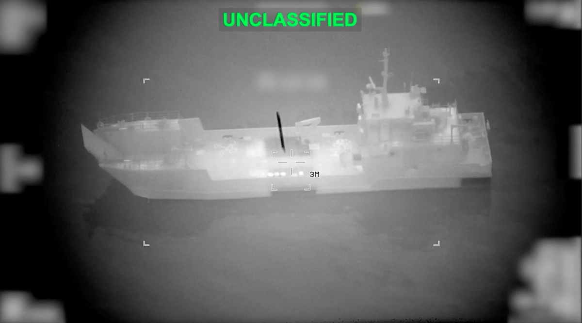 Hình ảnh cắt từ video do CENTCOM công bố cho thấy quân đội Mỹ đang chuẩn bị không kích phá hủy một tàu hải quân Iran bị cáo buộc rải thủy lôi gần eo biển Hormuz.