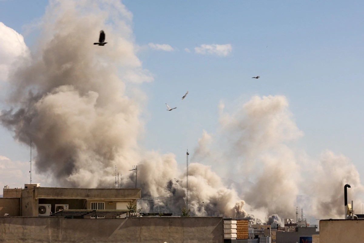 Khói lửa bốc lên sau một cuộc không kích tại khu vực Trung Đông giữa lúc xung đột leo thang. (Ảnh: Reuters)