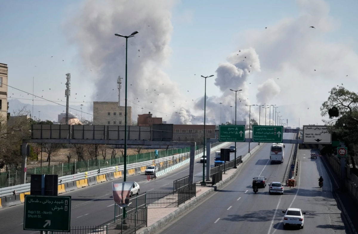 Một cuộc không kích của Mỹ và Israel vào thủ đô Tehran. Ảnh: AP
