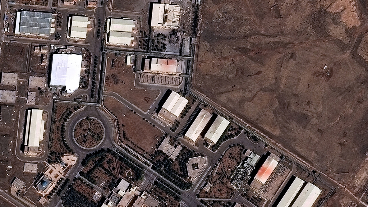 Hình ảnh vệ tinh về những thiệt hại đầu tiên tại cơ sở hạt nhân Natanz của Iran - Ảnh: Reuters