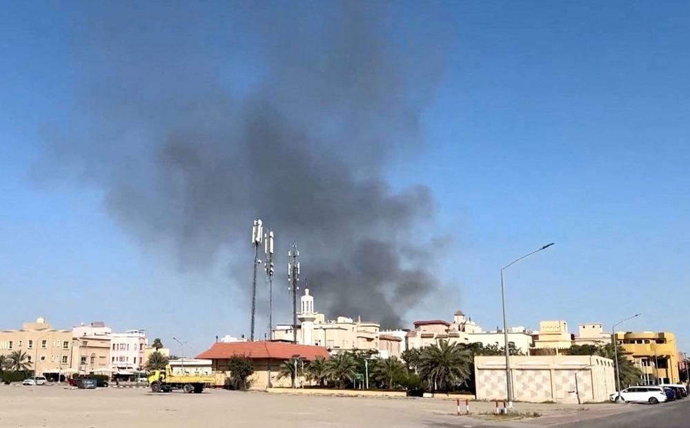 Iran tấn công Đại sứ quán Mỹ tại Bayan, Kuwait. Ảnh: Reuters