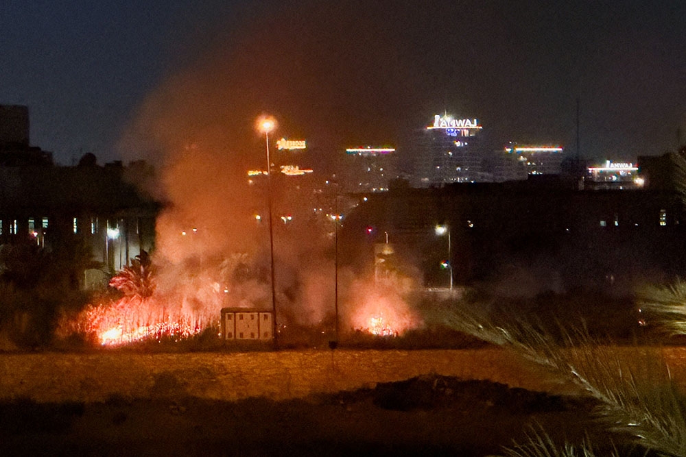 Khói bốc lên sau vụ nổ tại khuôn viên Đại sứ quán Mỹ ở Baghdad, Iraq. Ảnh: Reuters