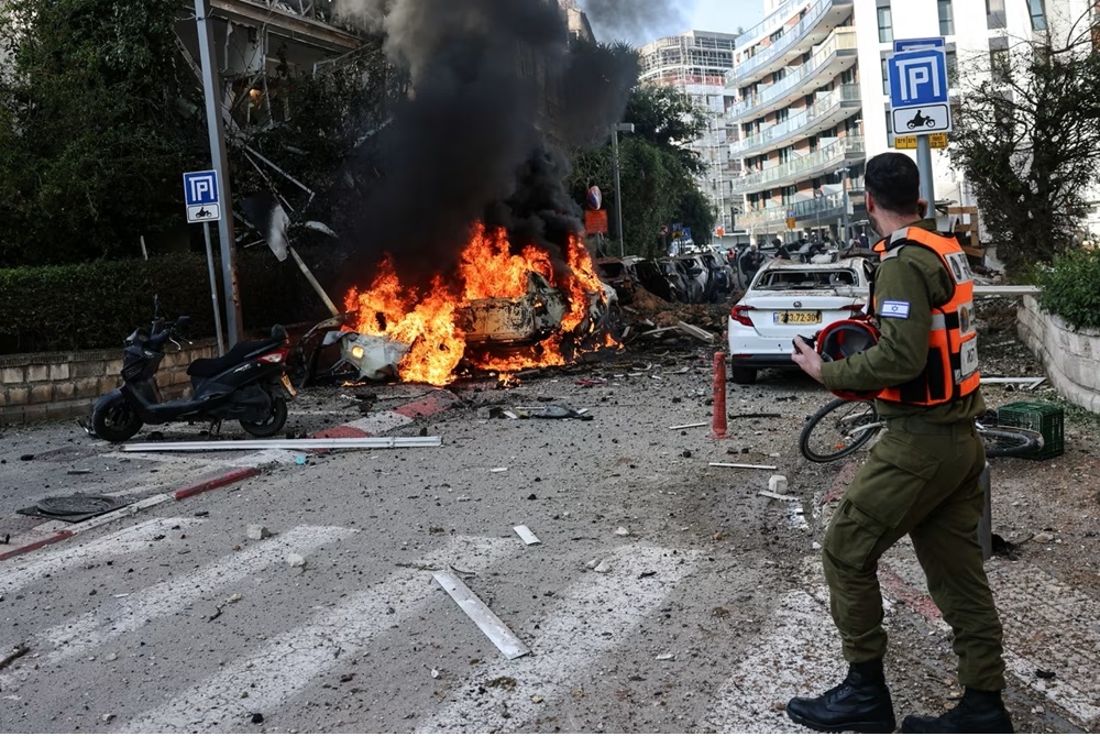 Iran tấn công tên lửa vào thủ đô Tel Aviv, Israel. Ảnh: Reuters