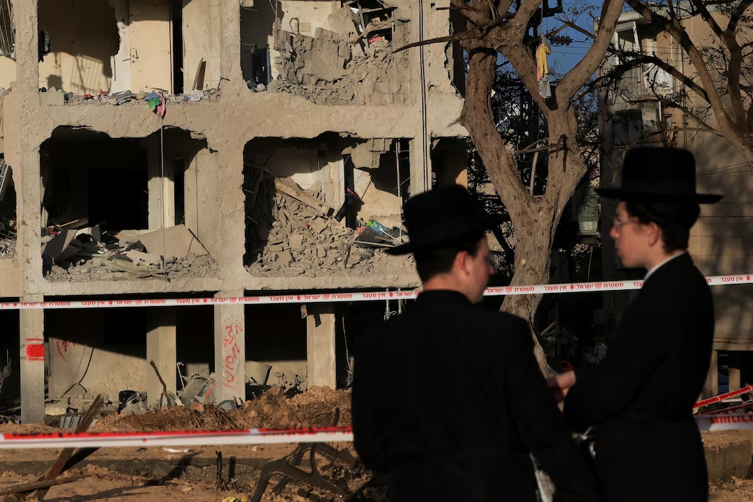 Hiện trường sau các đợt tấn công tên lửa của Iran vào Arad. Ảnh: Reuters.