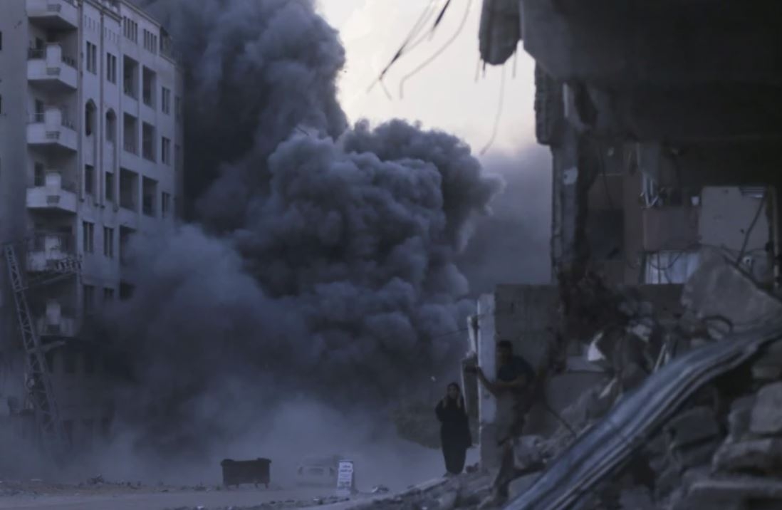 Israel tấn công Gaza. Ảnh:AP