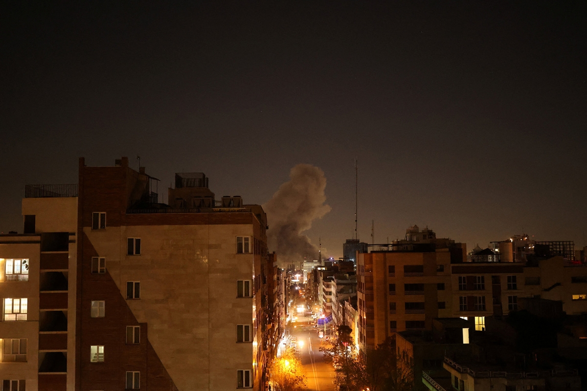 Khói bốc lên sau một vụ nổ tại Tehran, ngày 1/3/2026. Ảnh: WANA/Reuters