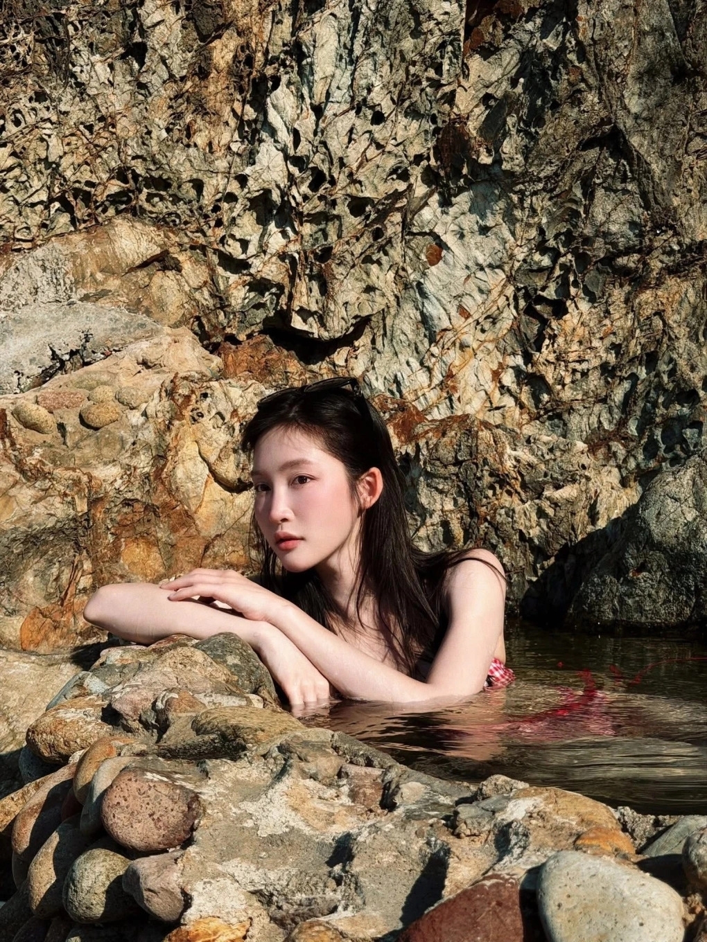 Juky San bị khán giả phản ứng vì diện áo tắm, ngâm mình tại Giếng Tiên - địa điểm có yếu tố văn hóa dân gian ở Gia Lai. Nữ ca sĩ sau đó đã xóa bài đăng đồng thời lên tiếng xin lỗi.