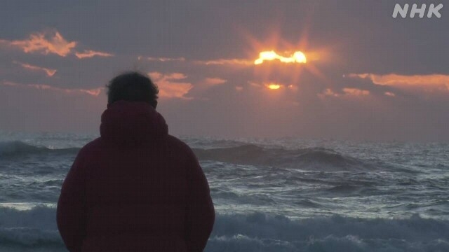 Từ sáng sớm 11/03, thân nhân của các nạn nhân đã đến các đài tưởng niệm, bãi biển, cùng hướng mắt nhìn ra xa khơi để tưởng nhớ người thân - Ảnh; NHK