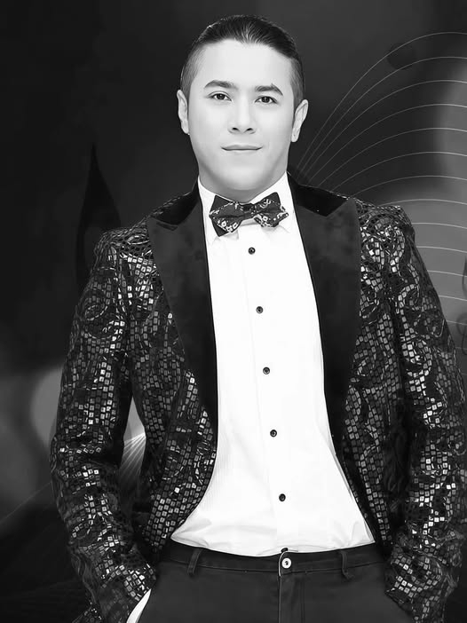 Trên trang cá nhân, nhiều nghệ sĩ bày tỏ sự bàng hoàng và đau xót trước tin ca sĩ Kasim Hoàng Vũ qua đời. MC Dương Hồng Phúc nghẹn ngào nhắc lại lời hẹn dang dở giữa hai người, viết: “Hai đứa hẹn nhau hè năm nay lại nấu bún bò cho nhau ăn tiếp… vậy mà…”. Ca sĩ Trizzie Nguyễn cho biết suốt từ hôm qua vẫn hy vọng tin buồn chỉ là tin đồn, cho đến khi nhận cáo phó mới chấp nhận sự thật, nghẹn ngào cầu mong nam ca sĩ được an nghỉ. Trong khi đó, ca sĩ Thu Minh chia sẻ sự mất mát của một thế hệ nghệ sĩ từng cùng nhau tỏa sáng trên sân khấu, cho rằng mỗi lần một người bạn ra đi là “một phần ký ức thanh xuân cũng khép lại”.