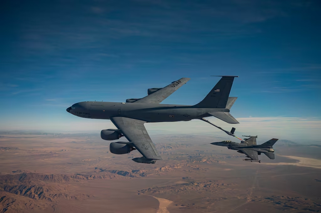 KC-135 Stratotanker tiếp nhiên liệu cho máy bay chiến đấu F-16, ngày 28/11/2022. Ảnh: USAF