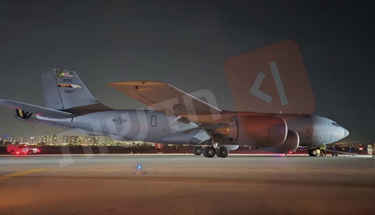 Hình ảnh được truyền hình KAN của Israel đăng trên Telegram cho thấy một máy bay tiếp dầu KC-135 Stratotanker bị mất phần trên của cánh đuôi. Ảnh: KAN.