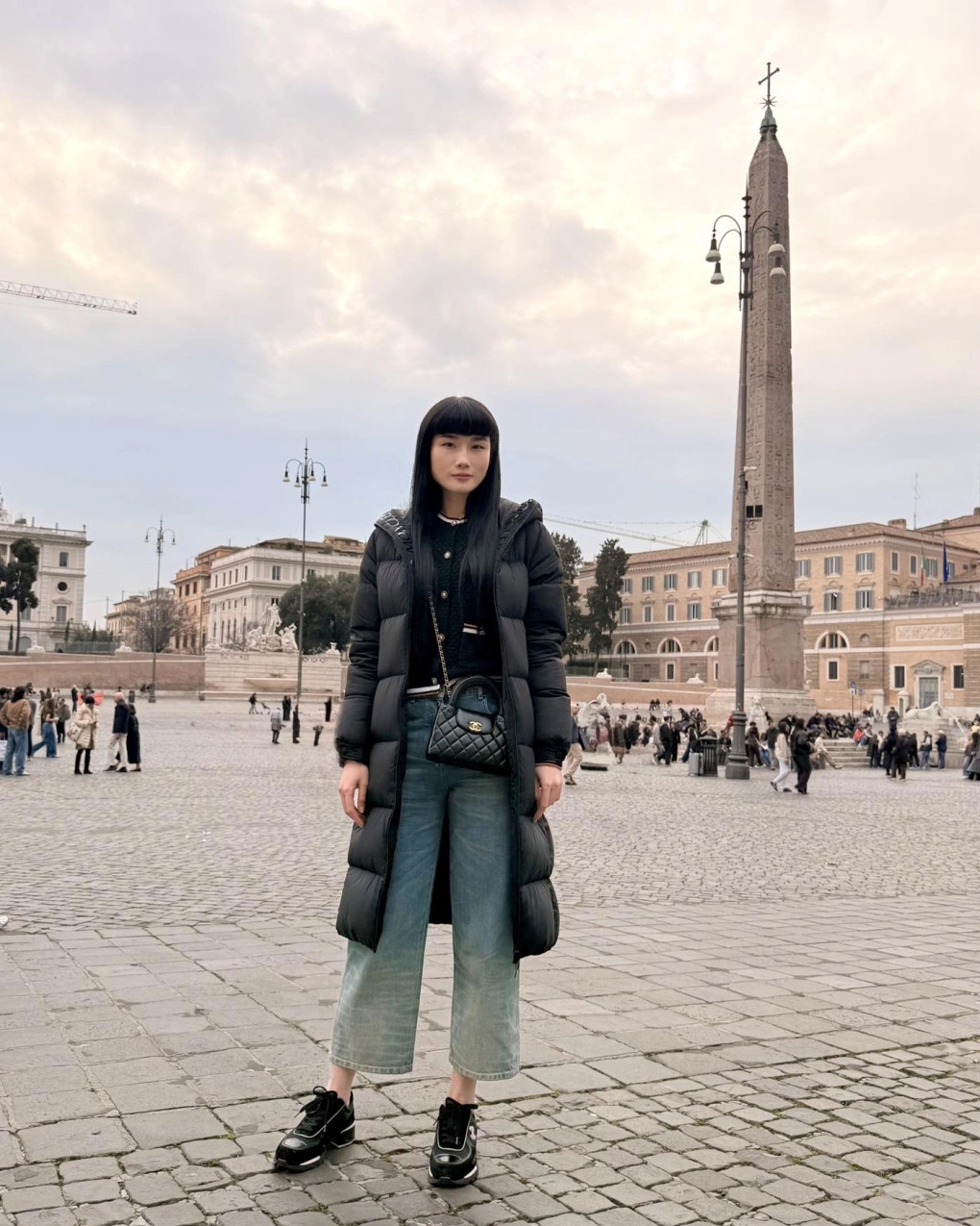 Người mẫu Kha Mỹ Vân chia sẻ trong thời gian chờ tình hình chiến sự ổn định, gia đình cô tạm sống ở quê chồng - Italy - trước khi quay lại nhà ở Dubai.