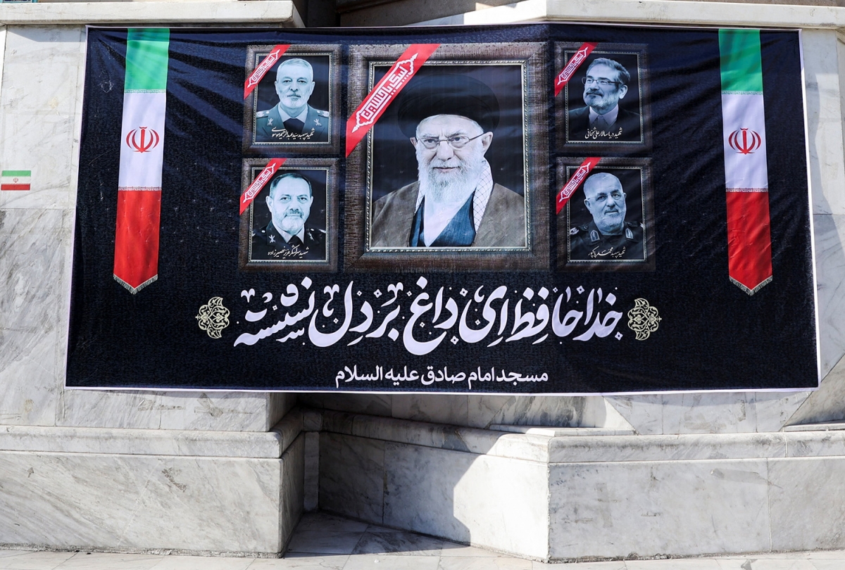 Biểu ngữ tưởng niệm Cố Lãnh tụ Tối cao Iran Ali Khamenei cùng các nhà lãnh đạo khác thiệt mạng trong các cuộc không kích của Israel và Mỹ vào iran hôm 28/2. Ảnh: WANA/Reuters