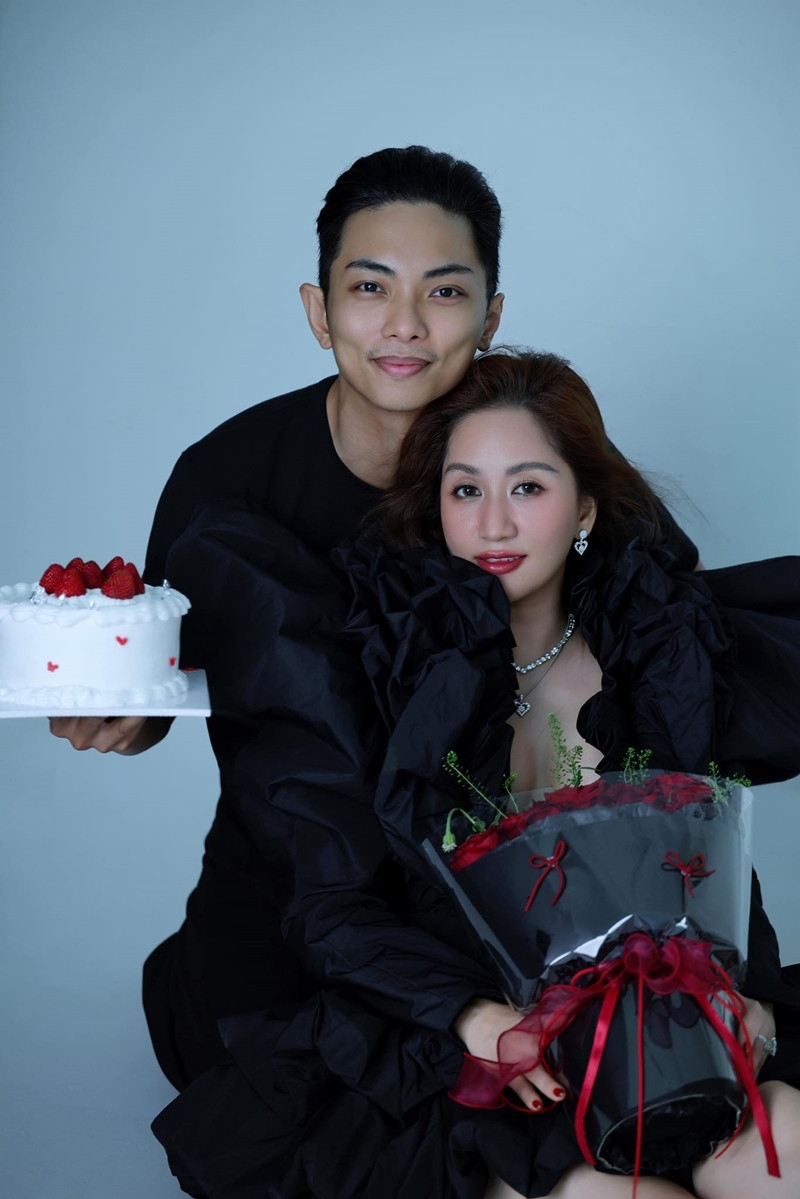 Phan Hiển gửi lời chúc sinh nhật vợ Khánh Thi với những lời lẽ hoa mỹ nhưng chính cô đã nghi ngờ chồng ''tố'' chồng nhờ AI soạn thay vì tự viết, thậm chí còn chê ảnh được chọn không đẹp.
