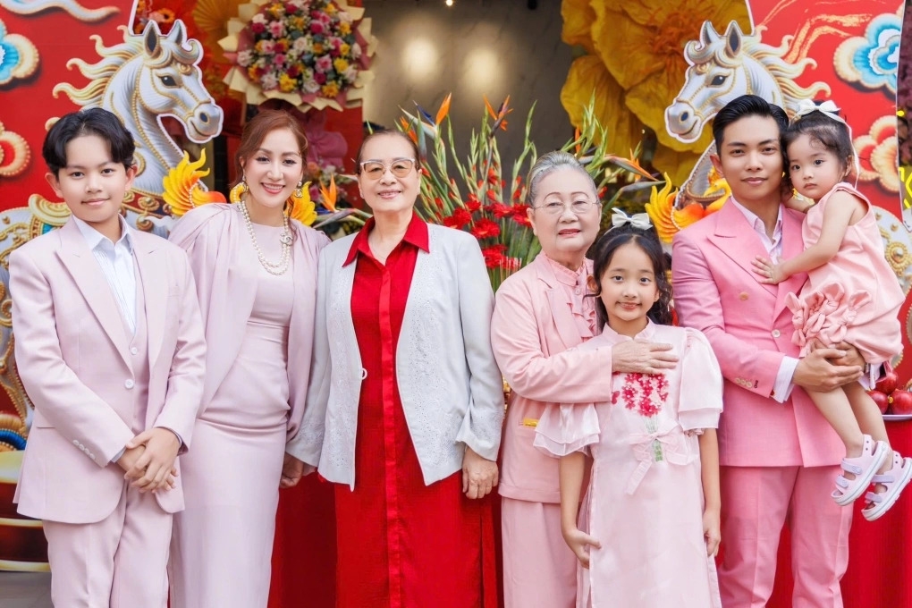 Gia đình Khánh Thi - Phan Hiển gần đây hé lộ những khoảnh khắc đáng nhớ trong buổi khai trương đầu năm tại trung tâm dancesport của vợ chồng cô. Tham gia buổi lễ còn có mẹ của Khánh Thi và bà ngoại của Phan Hiển.