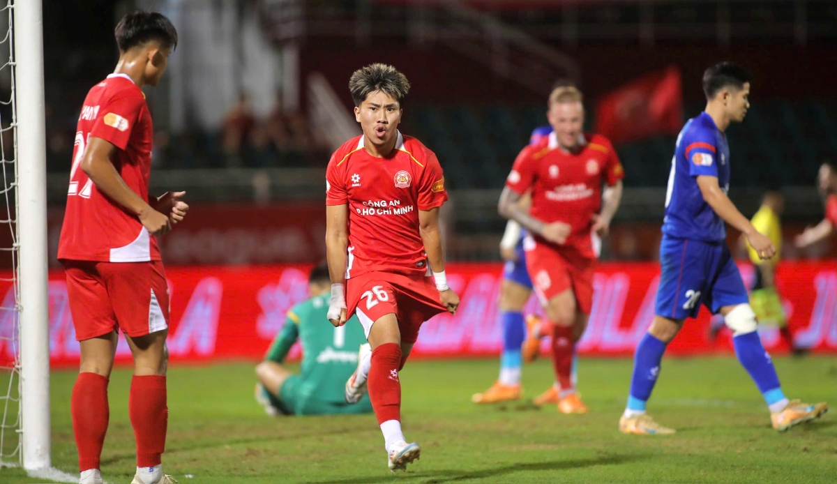 Khoa Ngô liên tục tỏa sáng trong màu áo CLB Công an TP.HCM. (Ảnh: VPF)