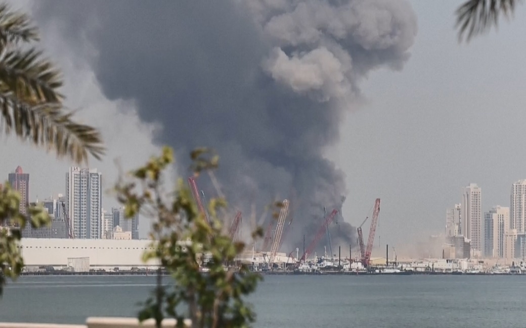 Căn cứ Mỹ ở Bahrain bốc cháy sau khi trúng hỏa lực Iran vào đầu chiến tranh Mỹ - Iran 2026. Ảnh: Reuters.