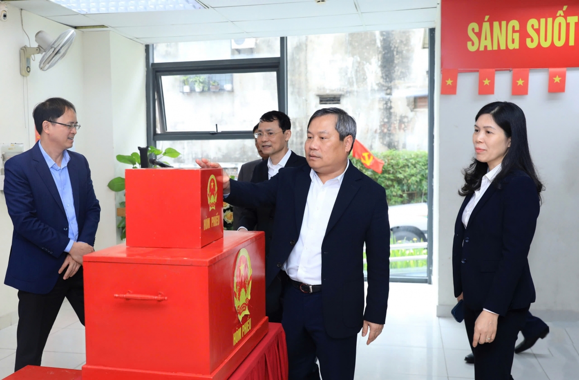 Chủ tịch UBND thành phố Hà Nội Vũ Đại Thắng cùng Đoàn công tác kiểm tra công tác bầu cử tại Chung cư số 75 phố Tam Trinh (phường Vĩnh Tuy).
