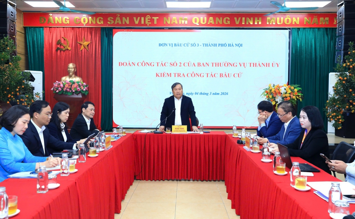 Chủ tịch UBND thành phố Hà Nội Vũ Đại Thắng, Trưởng Đoàn công tác số 2 của Ban Thường vụ Thành ủy chủ trì kiểm tra công tác bầu cử tại các phường: Hai Bà Trưng, Bạch Mai, Vĩnh Tuy.