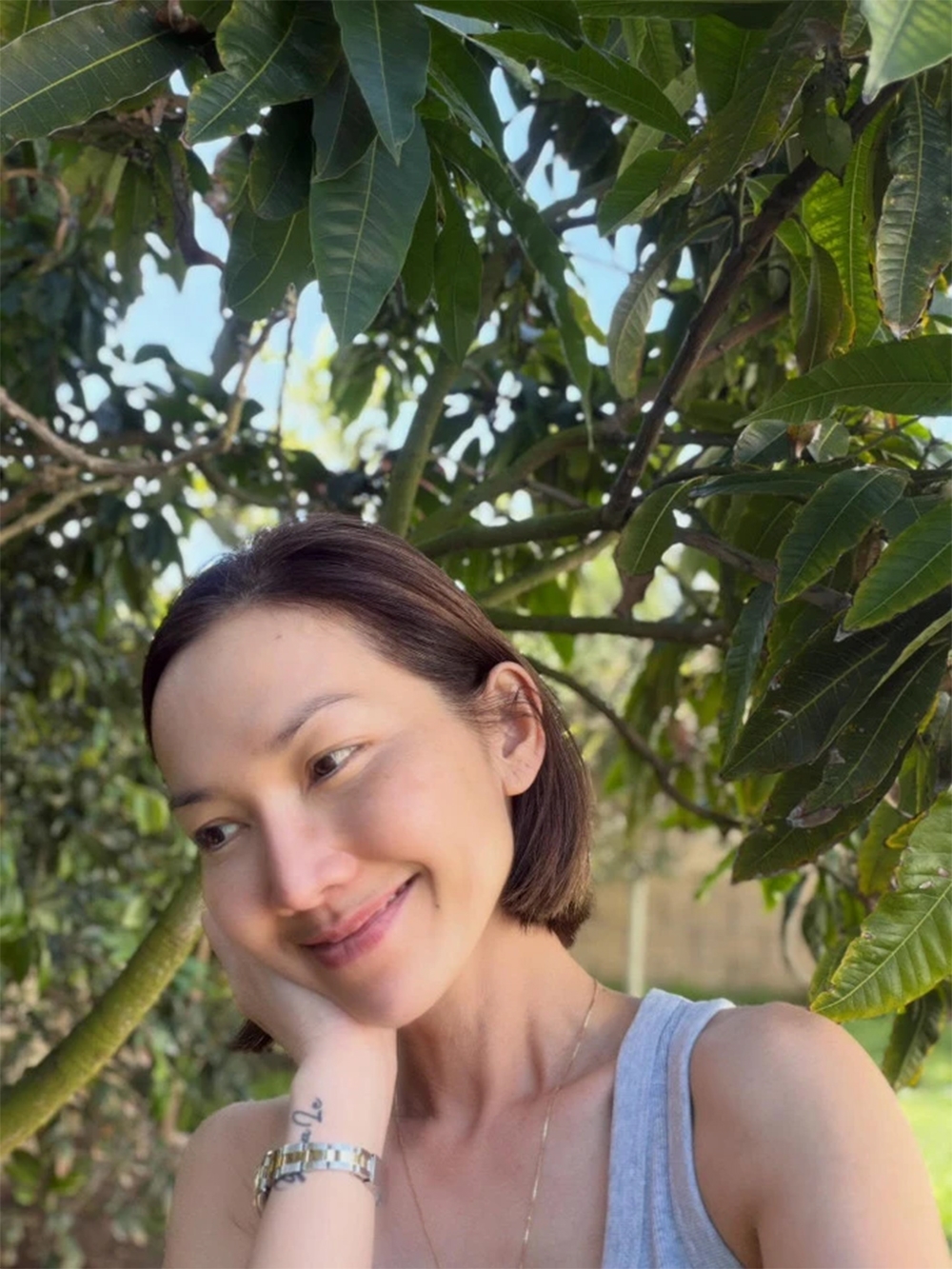 Mới đây, diễn viên Kim Hiền thu hút sự chú ý khi đăng tải loạt ảnh đời thường trên trang cá nhân và chia sẻ dòng trạng thái đầy cảm xúc: “Trong sự tĩnh lặng của thiên nhiên, dường như Hiền tìm thấy sự chữa lành dịu dàng nhất. Ánh nắng xuyên qua những tán lá, một làn gió nhẹ thoảng qua, và chính trái tim đang học lại cách biết ơn quá khứ và hiện tại…”.