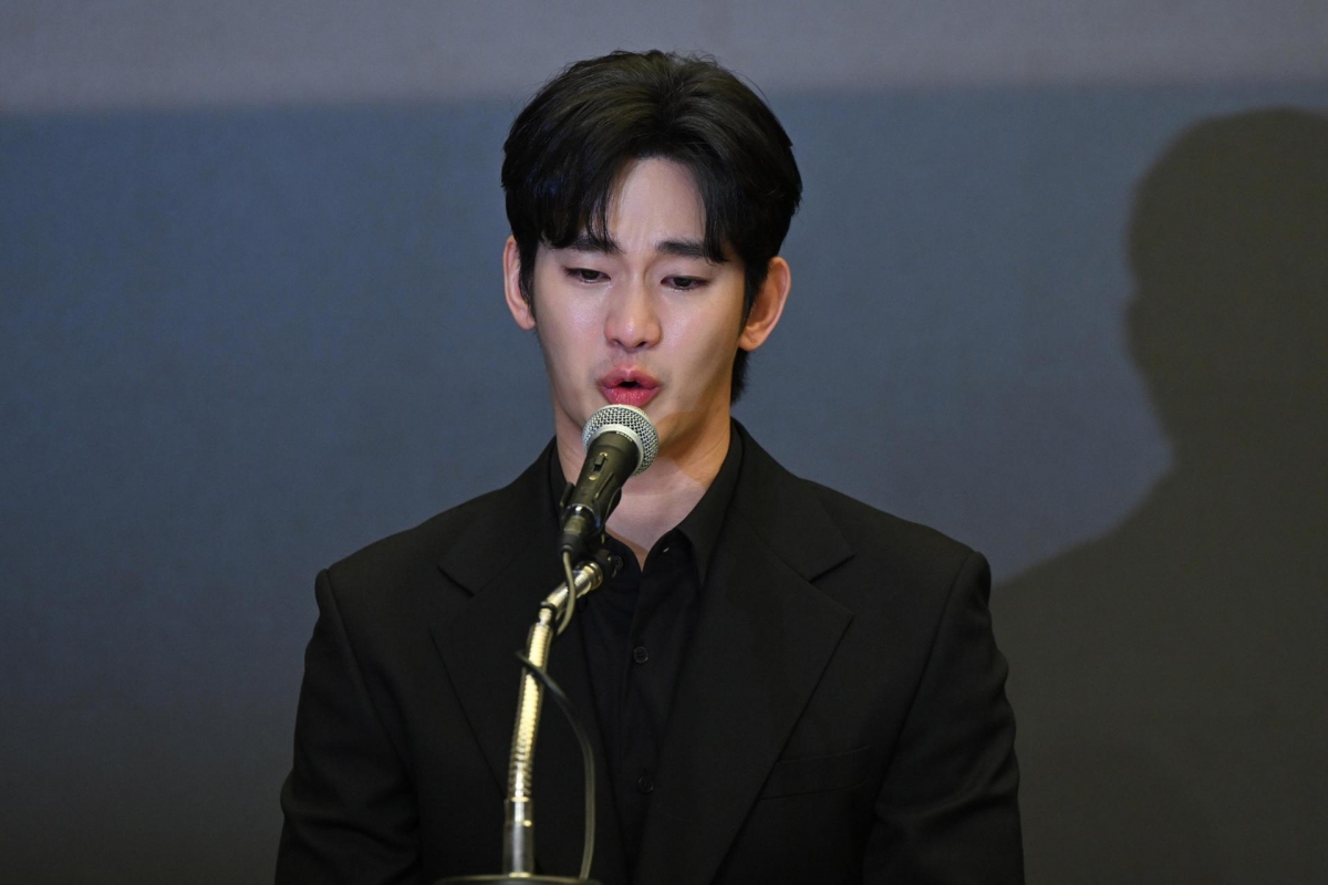 Kim Soo Hyun xuất hiện trước truyền thông giữa thời điểm vướng tranh cãi về đời tư.