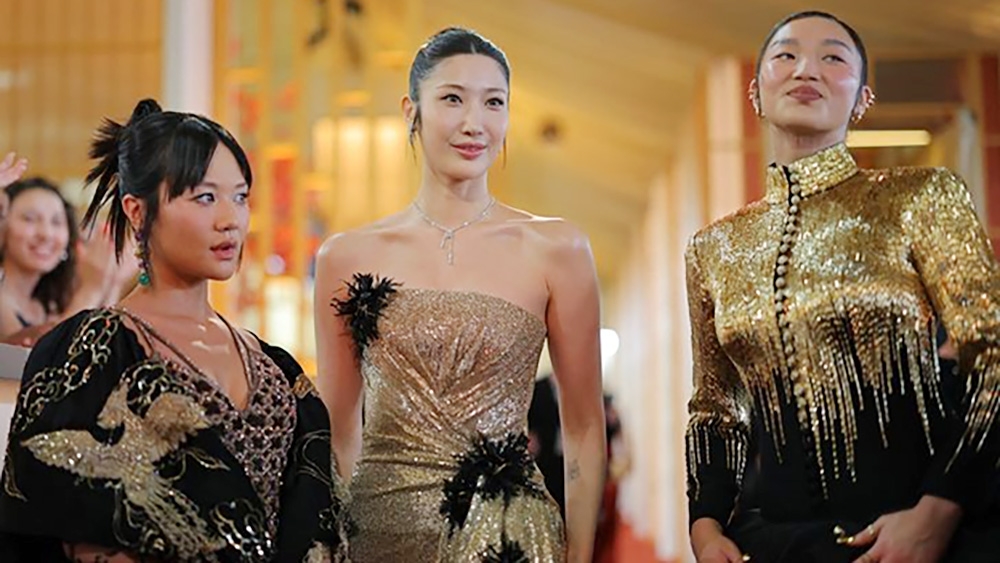 Từ trái sang, Rei Ami, EJAE và Audrey Nuna, những giọng ca lồng tiếng cho nhóm nhạc thần tượng hư cấu Huntrix trong phim “KPop Demon Hunters”, tại Lễ trao giải Oscar lần thứ 98. (Ảnh: Yonhap)