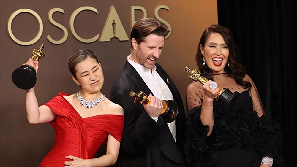Từ trái sang, hai đạo diễn Maggie Kang và Chris Appelhans, cùng với nhà sản xuất Michelle Wong, tạo dáng chụp ảnh cùng tượng Oscar dành cho Phim hoạt hình xuất sắc nhất với phim “KPop Demon Hunters” tại Lễ trao giải Oscar lần thứ 98. (Ảnh: Yonhap)