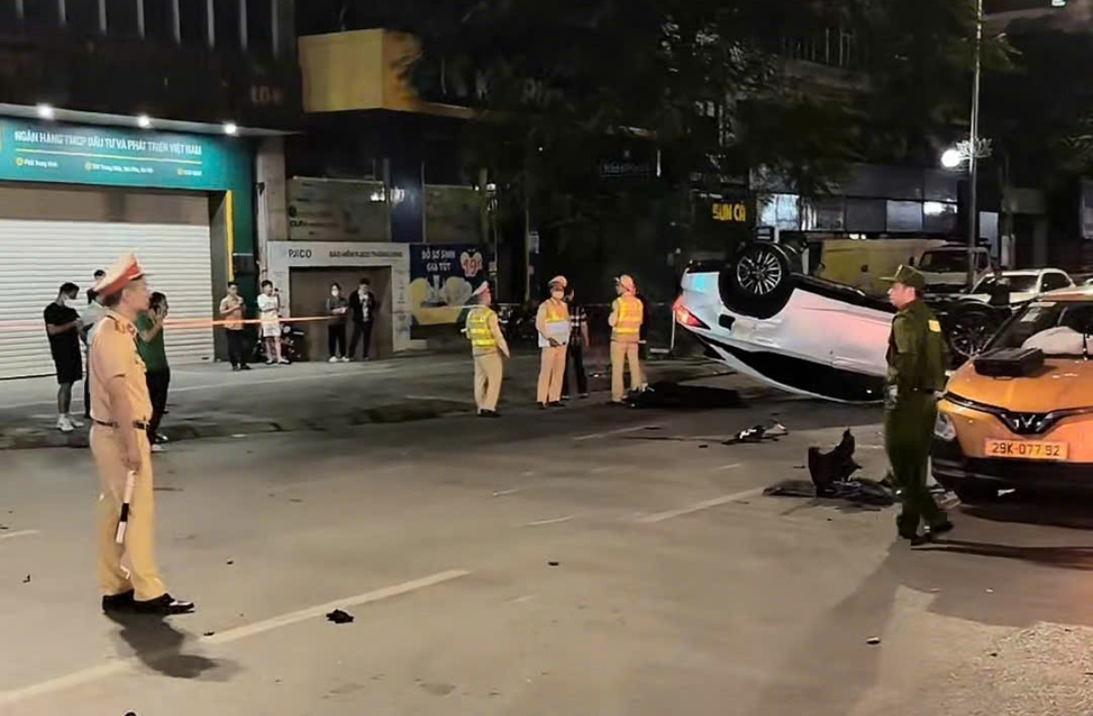 Đội CSGT đường bộ số 6 đã cử lực lượng tới hiện trường, phối hợp với Công an phường Yên Hòa xử lý vụ việc.