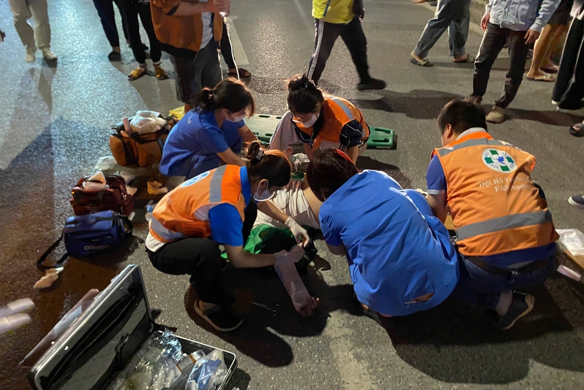 Sau va chạm khiến 2 người bị thương, phải chuyển đi cấp cứu.
