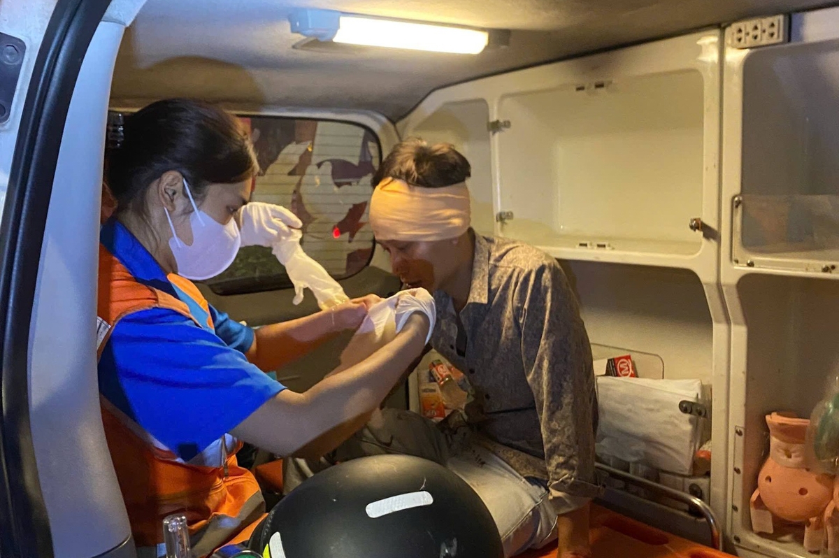 Không dừng lại, ô tô Lexus RX350 lao sang làn ngược chiều, tông liên tiếp vào 4 ô tô và 1 xe máy đang dừng chờ đèn đỏ.