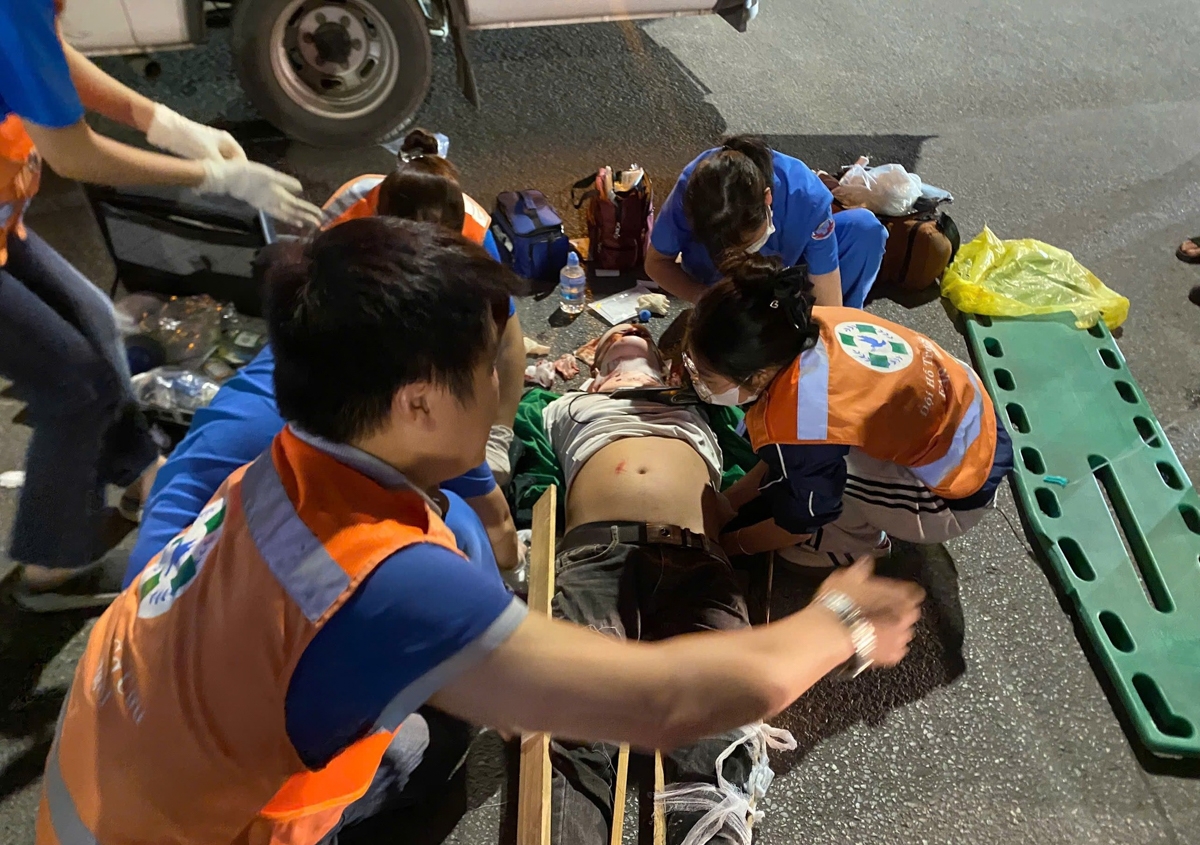 Nạn nhân được sơ cứu trước khi chuyển đi cấp cứu