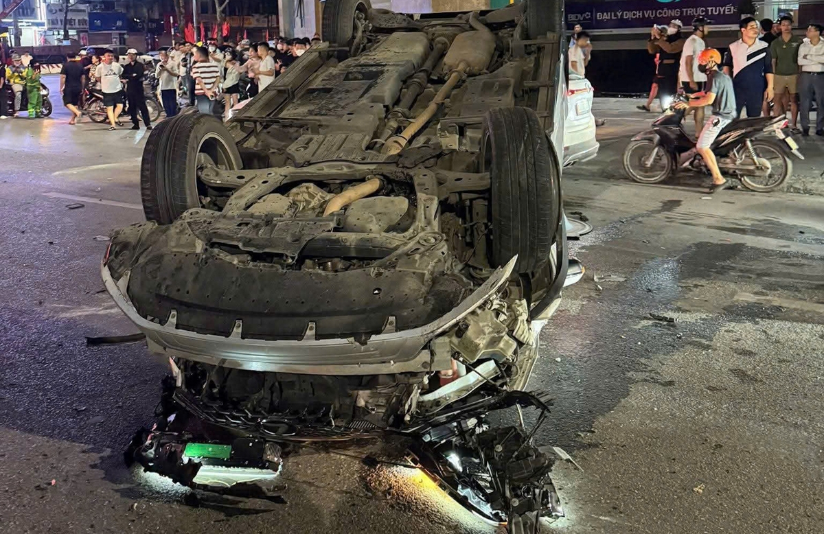 Xế hộp RX350 lật ngửa bụng giữa đường