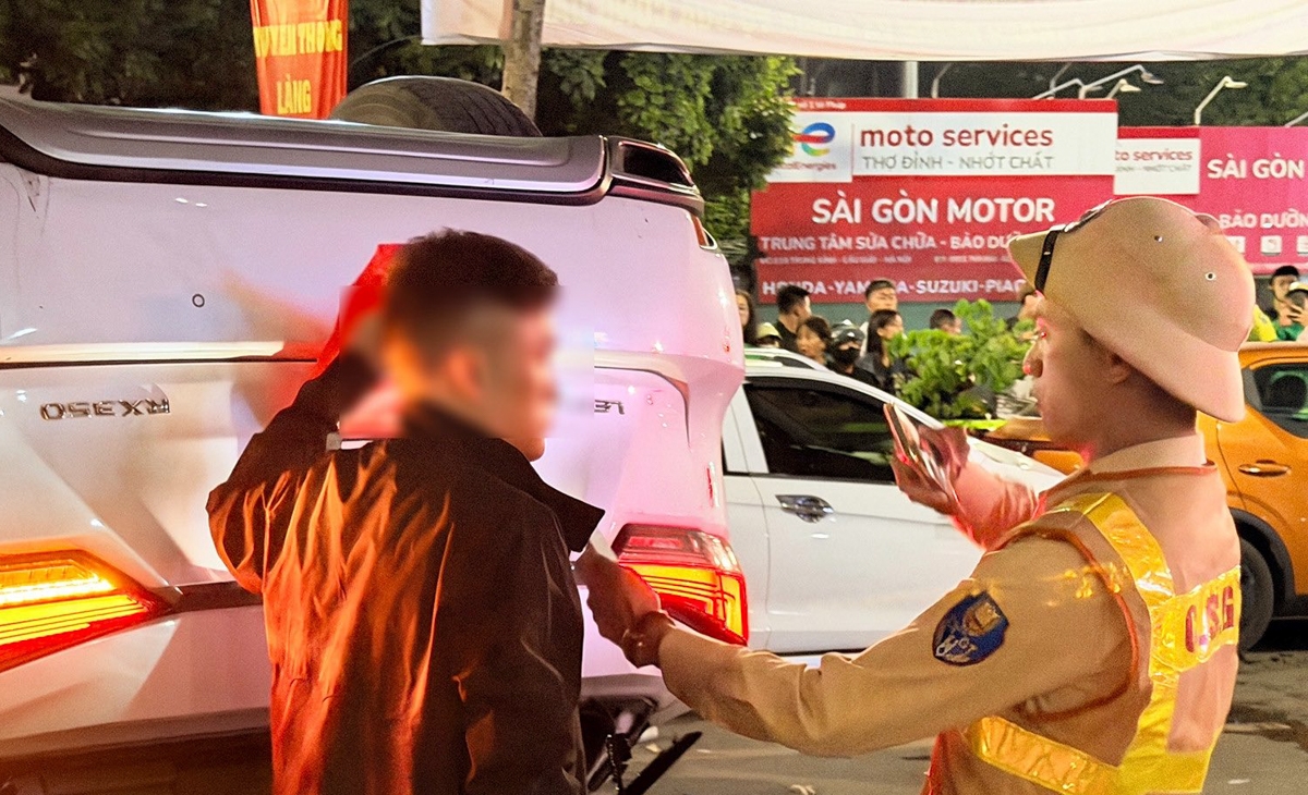 Cảnh sát kiểm tra nồng độ cồn tài xế điều khiển phương tiện gây tai nạn