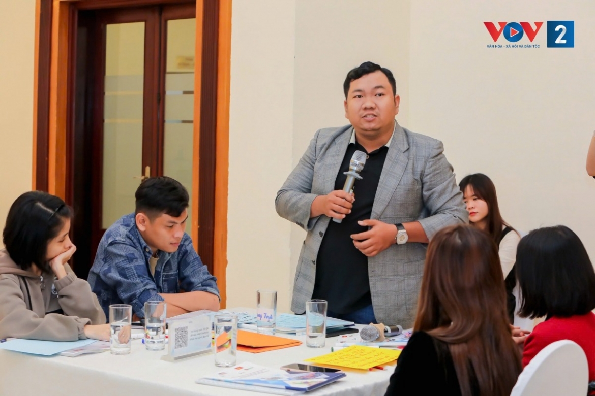Nguyễn Trịnh Trung Trực (đứng) và Nguyễn Lý Sự bên trái tại một hội thảo.