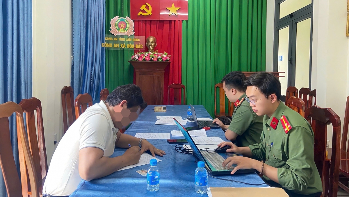 Công an xã Hòa Bắc làm việc với ông N.L về hành vi đăng tải nội dung sai sự thật, xúc phạm ứng cử viên đại biểu Quốc hội trên Facebook. (Ảnh: Công an cung cấp)