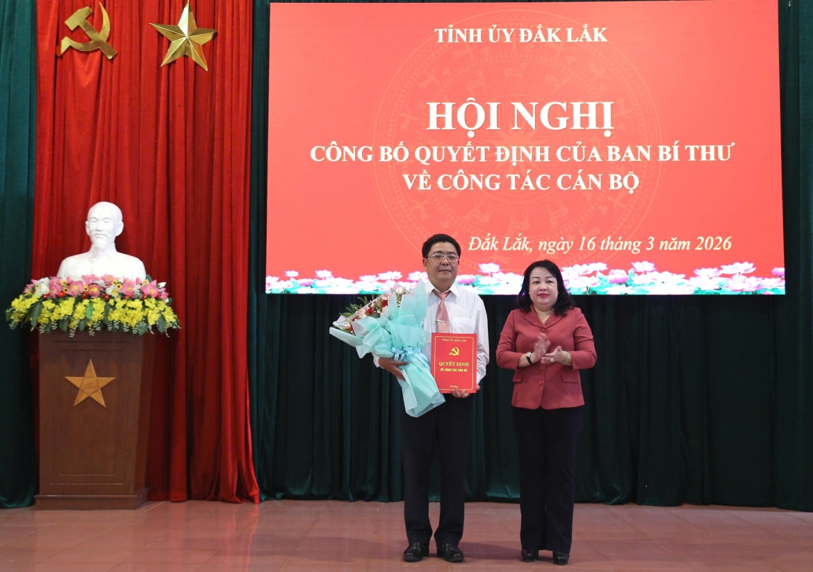 Lãnh đạo Tỉnh ủy Đắk Lắk trao quyết định của Ban Bí thư chuẩn y ông Võ Đăng Đông giữ chức Phó Chủ nhiệm Ủy ban Kiểm tra Tỉnh ủy nhiệm kỳ 2025-2030.