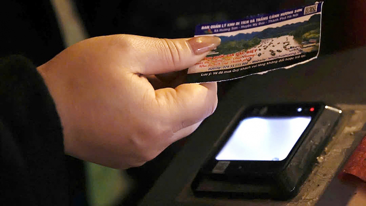Check-in bằng vé điện tử tại các điểm lễ hội, điểm đến du lịch trong mùa lễ hội Xuân 2026 tạo điều kiện cho du khách và ngăn chặn hiệu quả việc "chặt chém", nâng giá giá dịch vụ.