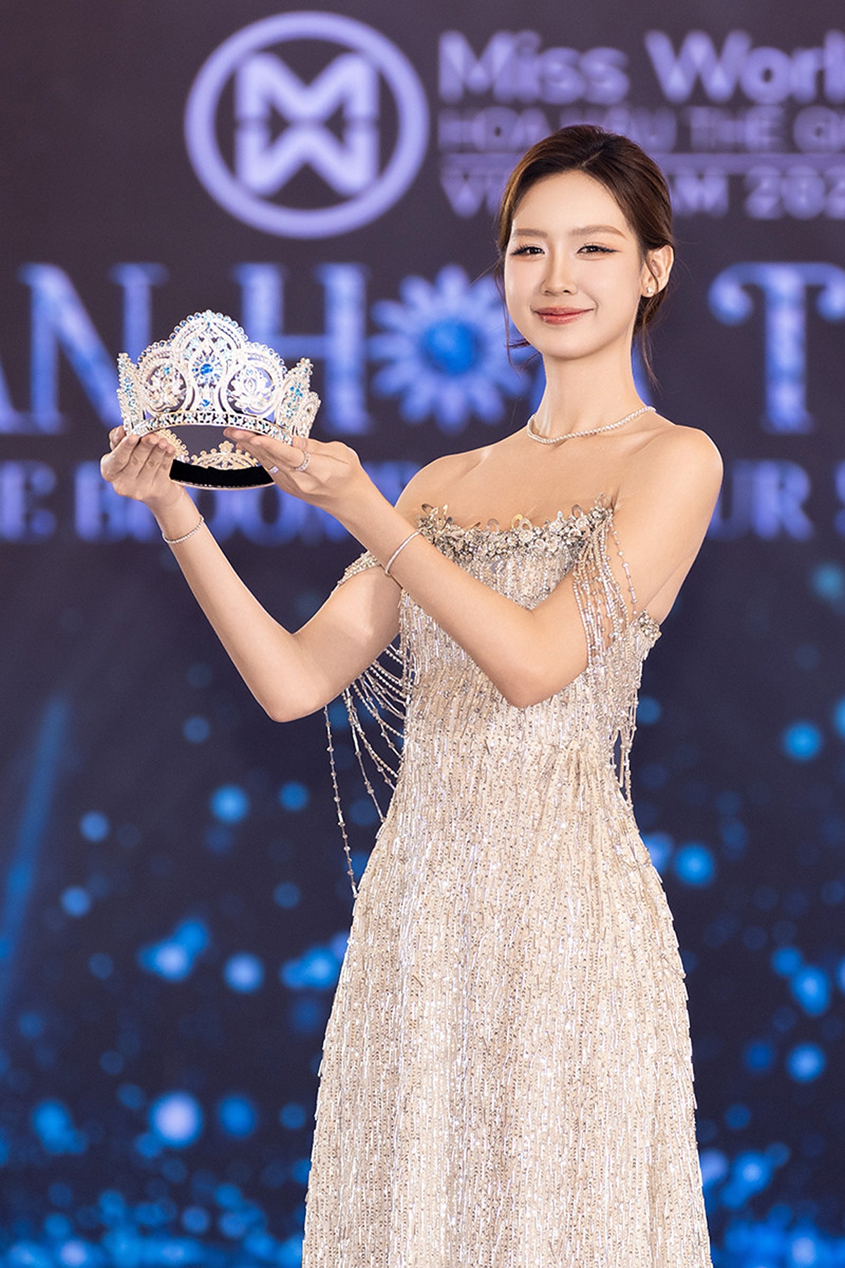 Hoa hậu Lê Nguyễn Bảo Ngọc xinh đẹp bên chiếc vương miện đính 3.368 viên đá quý đăng quang Lạc diệp tôn vinh văn hóa Lạc Việt. Đây là chiếc vương miện Miss World Vietnam 2025 vừa được đơn vị tổ chức công bố mang tên "Trân hoa tứ quý".