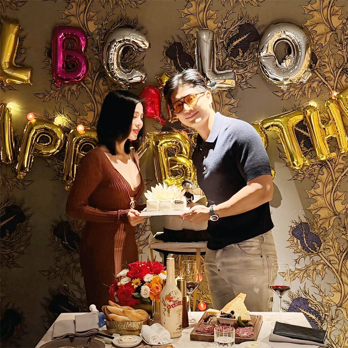 Ca sĩ Lệ Quyên tổ chức tiệc sinh nhật và dành cho bạn trai Lâm Bảo Châu nhiều lời ngọt ngào nhân dịp anh tròn 33 tuổi. Cô chia sẻ: “Bạn trai ở bên người như tôi đã đủ khó khăn”.