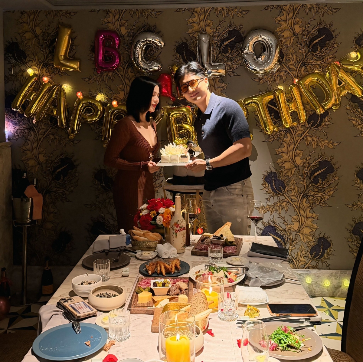 Lệ Quyên đăng tải lời chúc sinh nhật ngọt ngào dành cho bạn trai Lâm Bảo Châu trên trang cá nhân. Nữ ca sĩ chia sẻ những dòng tâm sự về sự đồng hành trong cuộc sống, cho rằng điều quý giá nhất giữa hai người chính là cảm giác bình dị, thoải mái khi ở bên nhau và cùng nắm tay đi qua những chặng đường của cuộc sống. Những chia sẻ chân thành của cô nhận được nhiều lời chúc từ bạn bè và người hâm mộ.