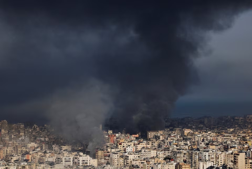 Khói bốc lên sau một cuộc tấn công của Israel vào vùng ngoại ô phía Nam thủ đô Beirut, Lebanon. (Ảnh: Reuters)